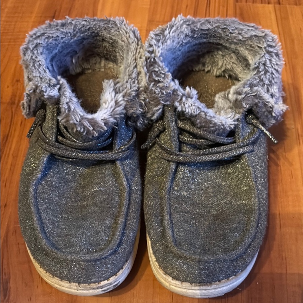 Gray Fuzzy Lined Slippers with Casual Comfort